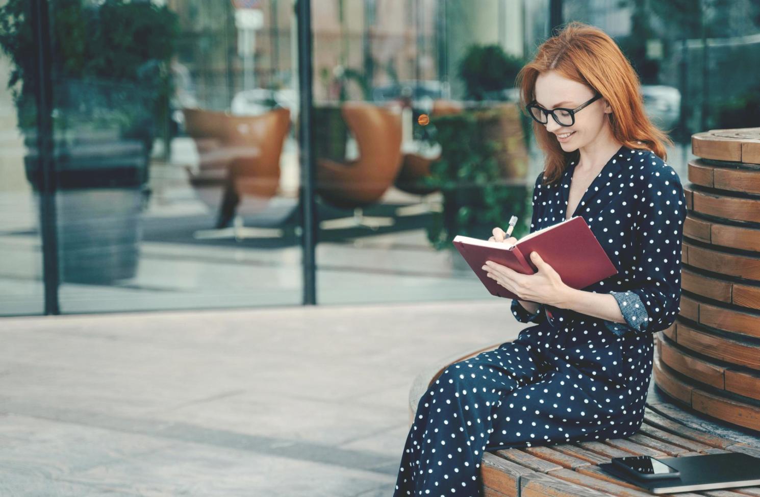 Personne consultant ses finances personnelles sur ordinateur portable